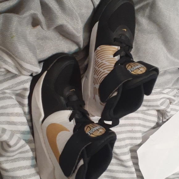 Shoes - Picture 2 of 3